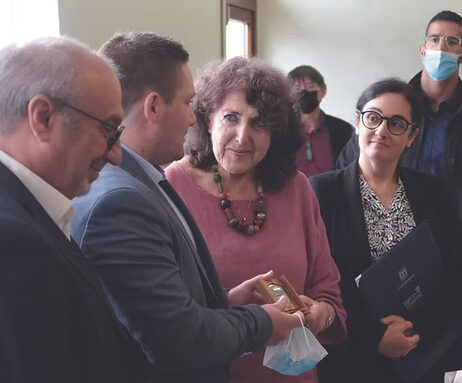 La médaille de Juste remise par Betty Eppel en Août 2021 à Dullin. 
